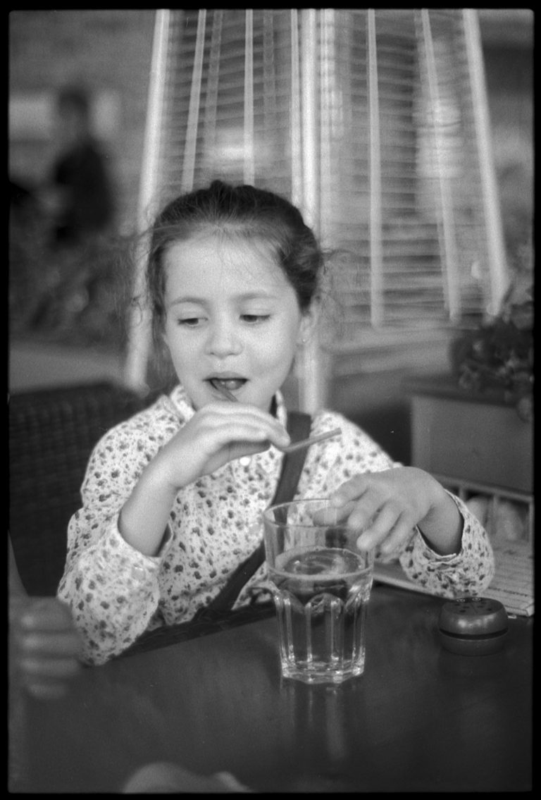 Portrait_Maedchen_Restaurant_analog